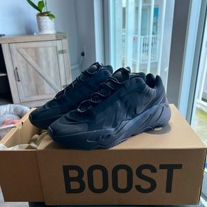 Adidas Yeezy Boost 700 MNVN